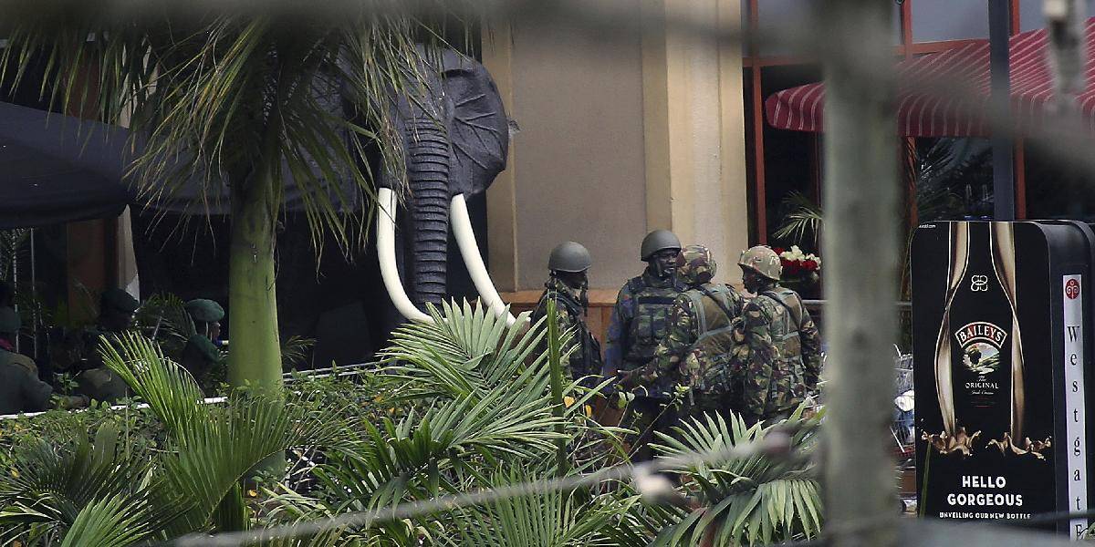 Počas štvrtého dňa bojov o nákupné centrum v Nairobi prišli o život traja vojaci