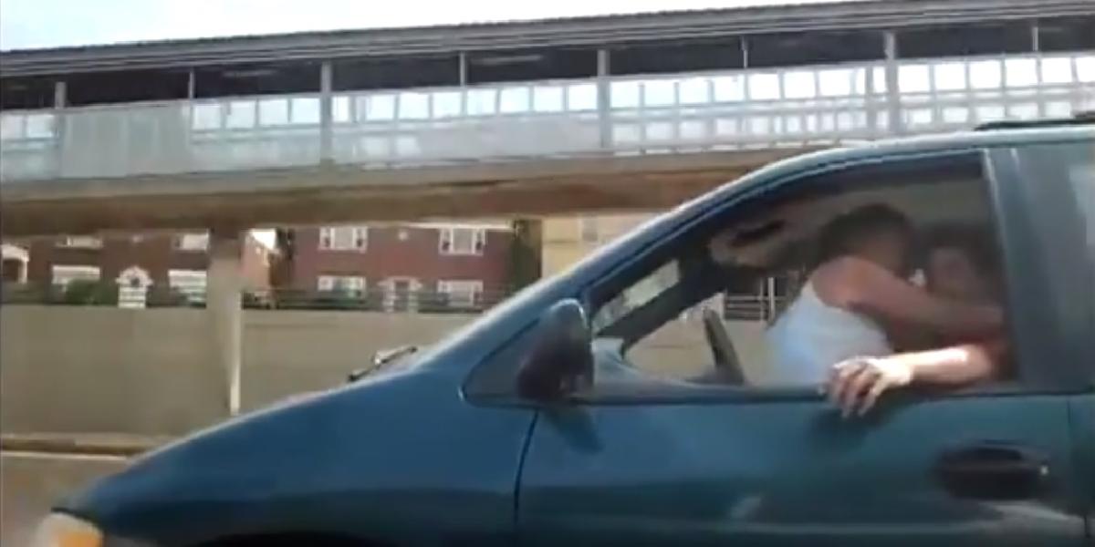VIDEO Párik si to rozdáva v aute: Počas jazdy na diaľnici!