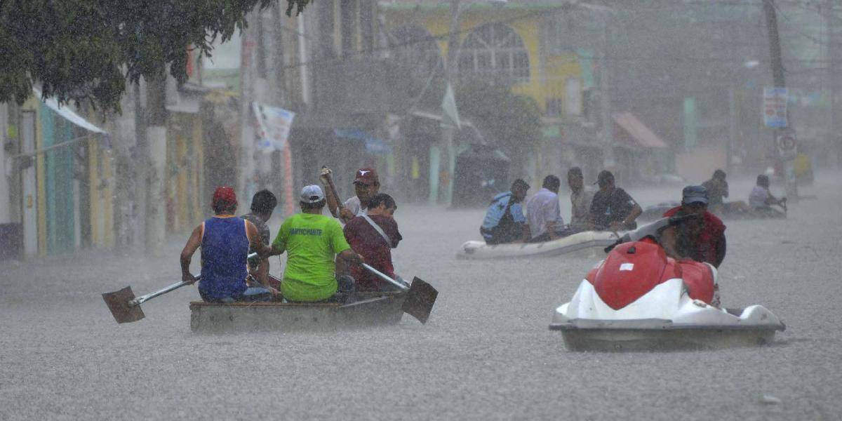 Počet obetí povodní a zosuvov pôdy v Mexiku stúpol na 130