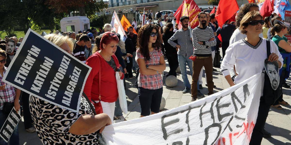 Stredoškoláci v Antalyi protestujú proti zákazu sukní