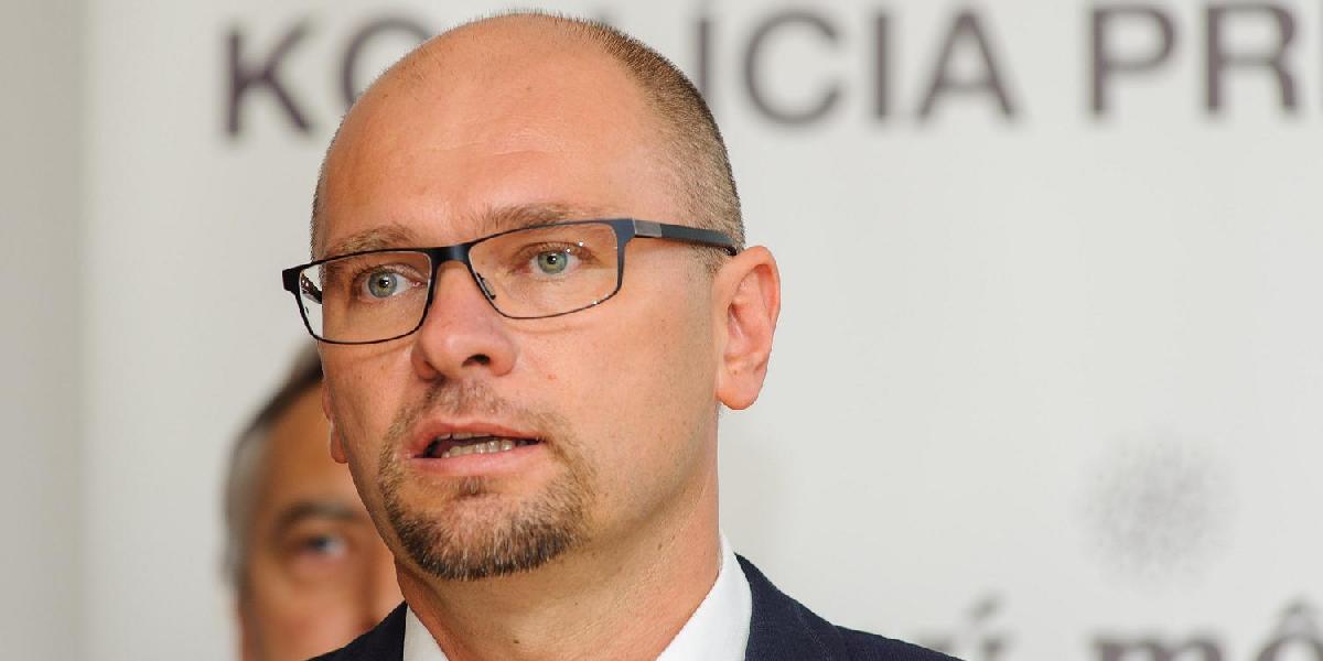 Ak bude mať poslanecký klub menej ako osem členov, zanikne