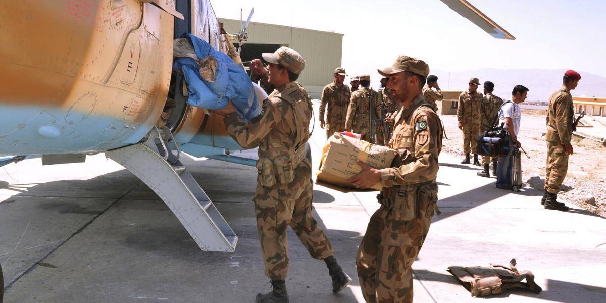 Pakistanskí militanti zaútočili raketami na vrtuľník v oblasti zemetrasenia