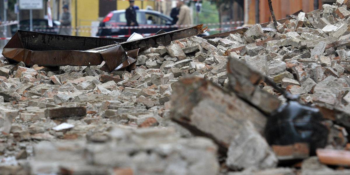 V troskách zrútenej budovy v Bombaji uviazlo najmenej 25 ľudí