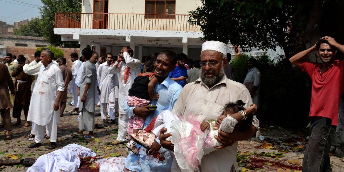 Najmenej 17 mŕtvych pri výbuchu bomby v autobuse v Pešávare