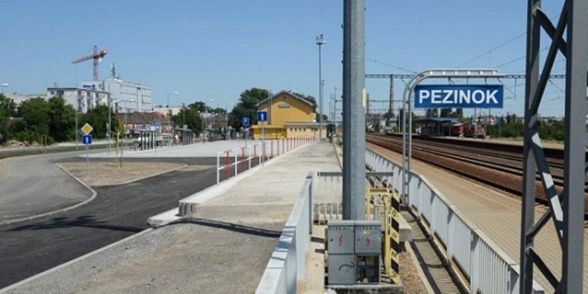 Muža zrazil dvojrušeň na stanici Pezinok-zastávka
