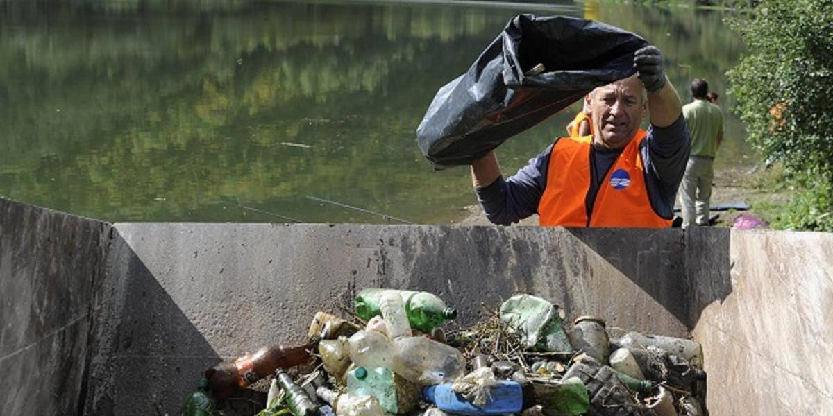 Dobrovoľníci vyniesli z Tatier stovky kilogramov odpadkov