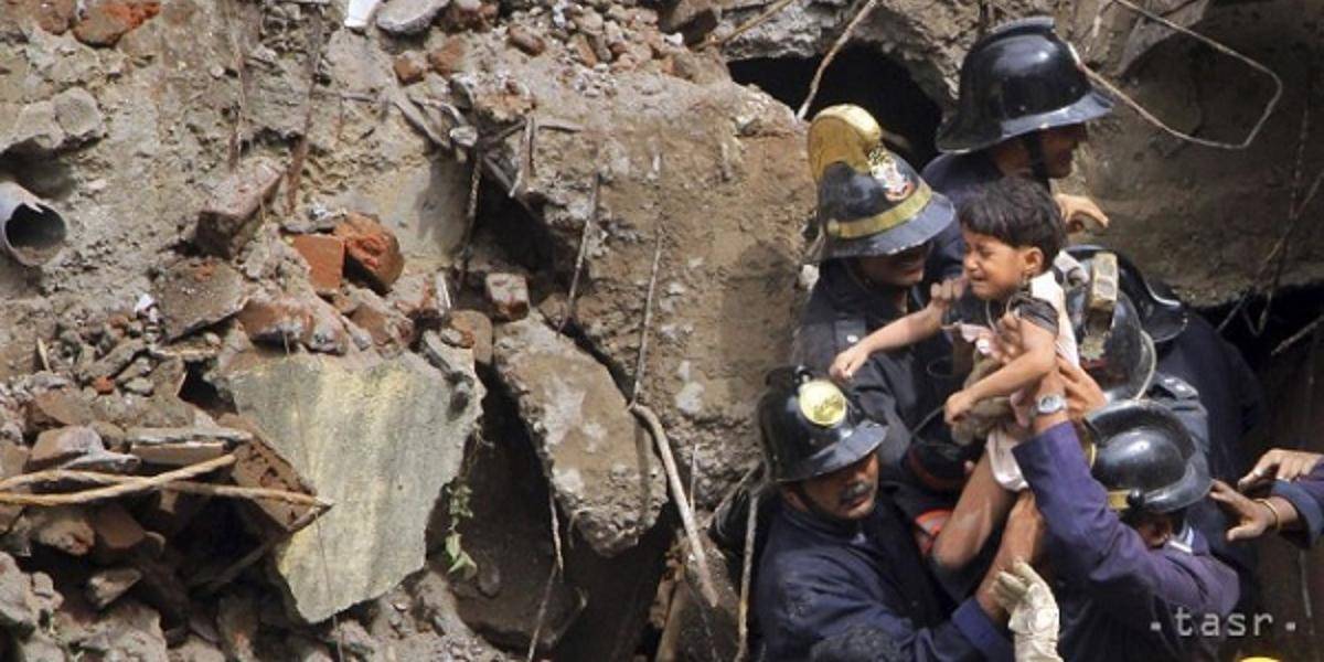 Počet obetí zrútenej budovy v Bombaji stúpol na 61