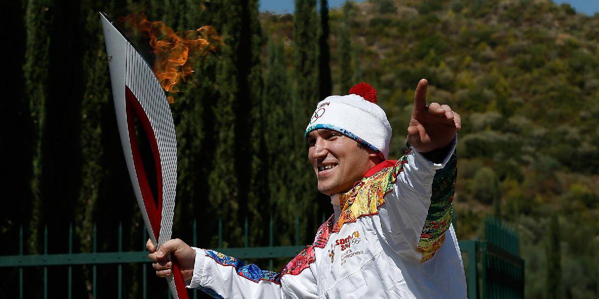 V Olympii zapálili oheň pre ZOH 2014: Pochodeň dostal do rúk grécky lyžiar a hokejista Ovečkin