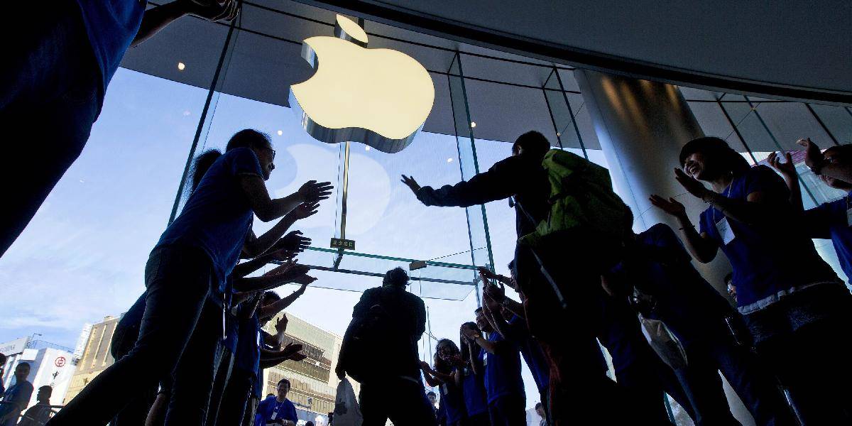 Coca-Cola po 13. rokoch nie je najcennejšia značka, predbehol ju Apple