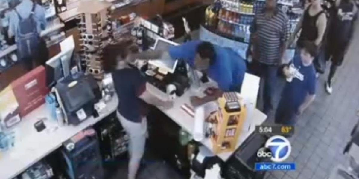 VIDEO Muž udrel predavačku päsťou do tváre, kvôli 41 centom!