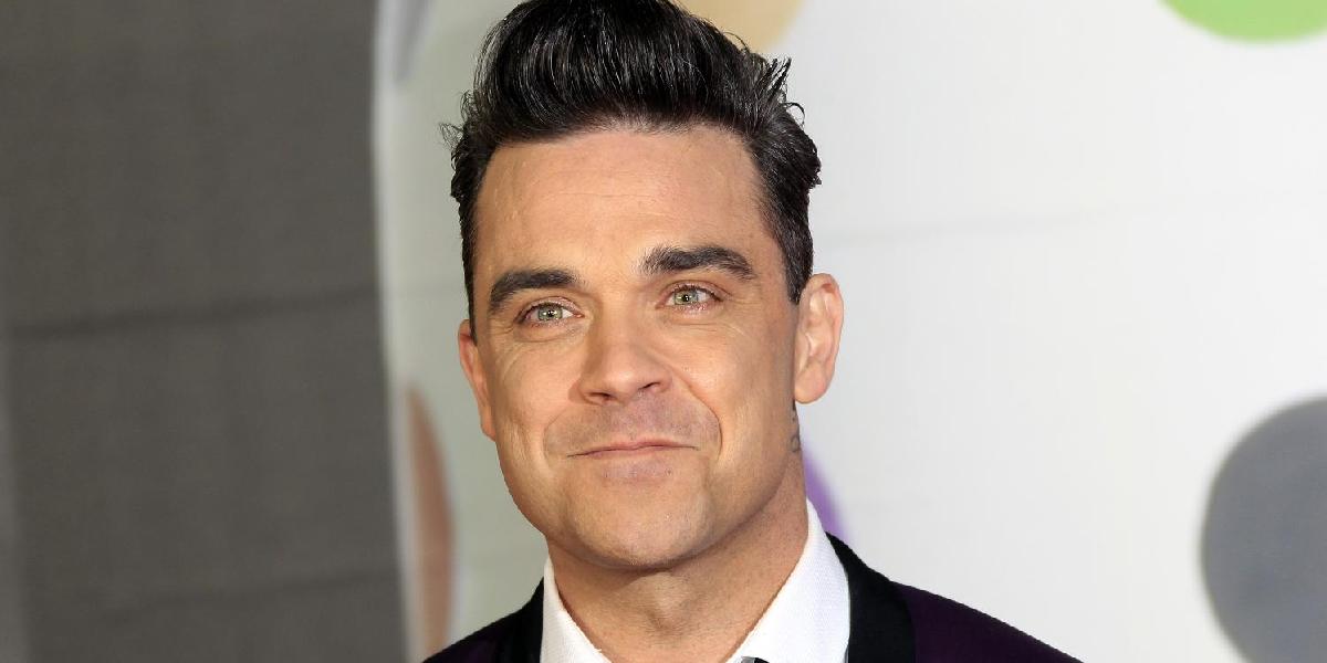 Robbie Williams zverejnil lyric video k piesni Shine My Shoes