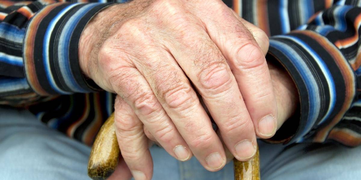 Dôchodcu (68) dobili, bude sa liečiť viac ako mesiac