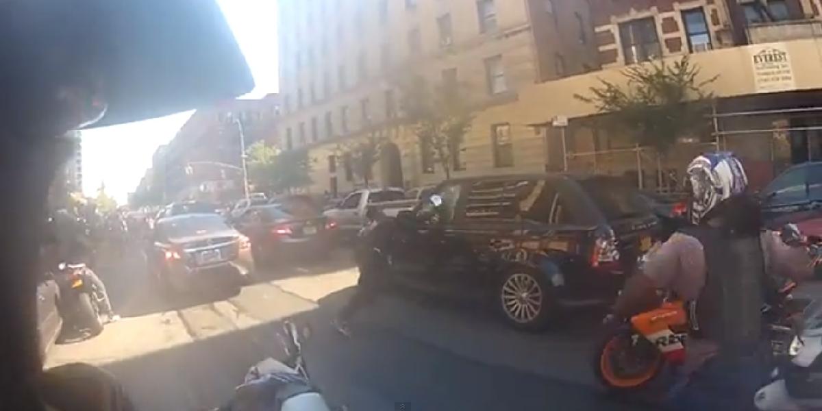 VIDEO Partia motocyklistov napadla vodiča luxusného SUV