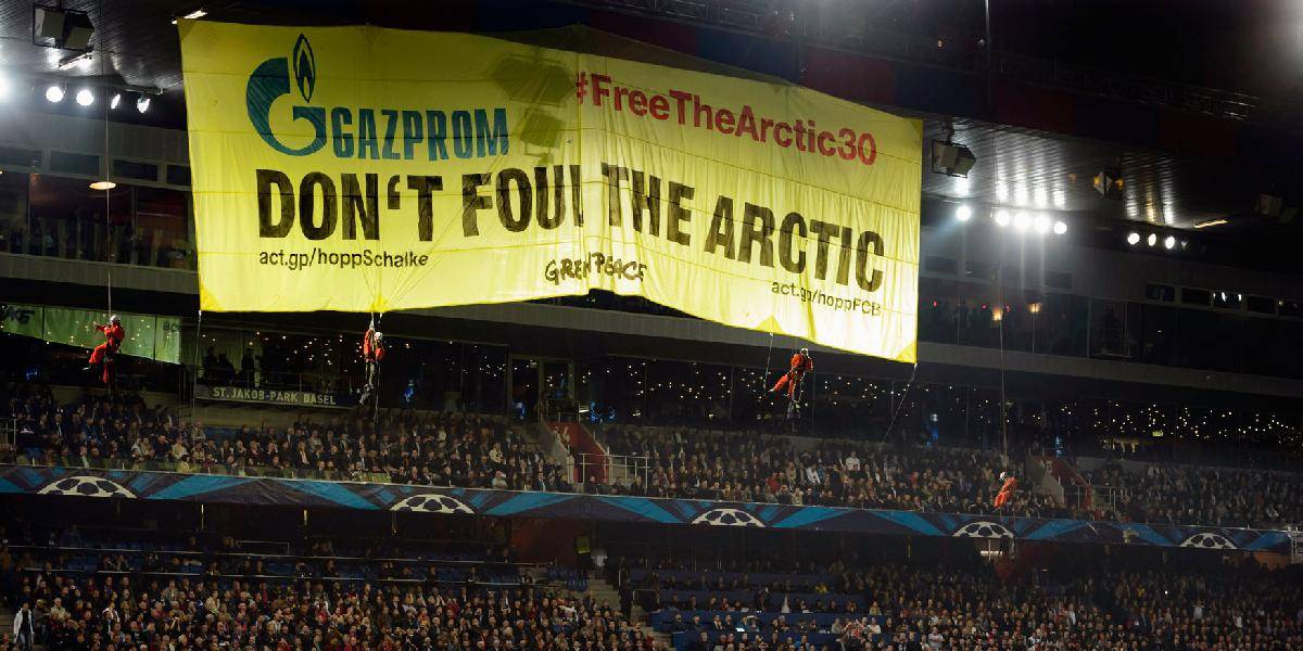 Aktivisti Greenpeace prerušili duel medzi Bazilejom a Schalke
