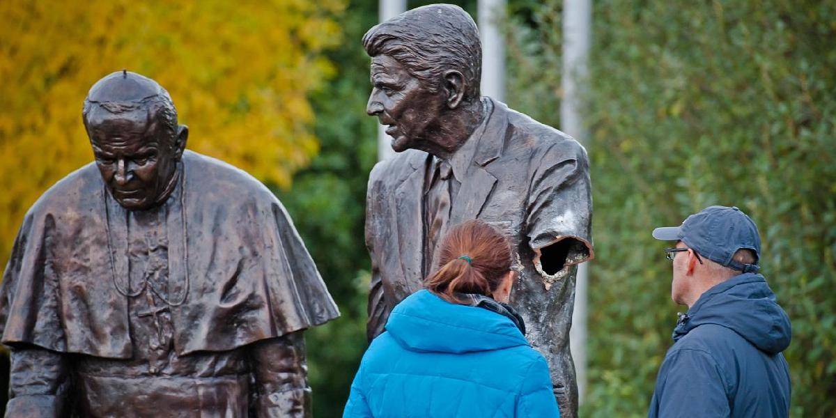 Vandali odpílili ruku zo sochy exprezidenta USA Ronalda Reagana