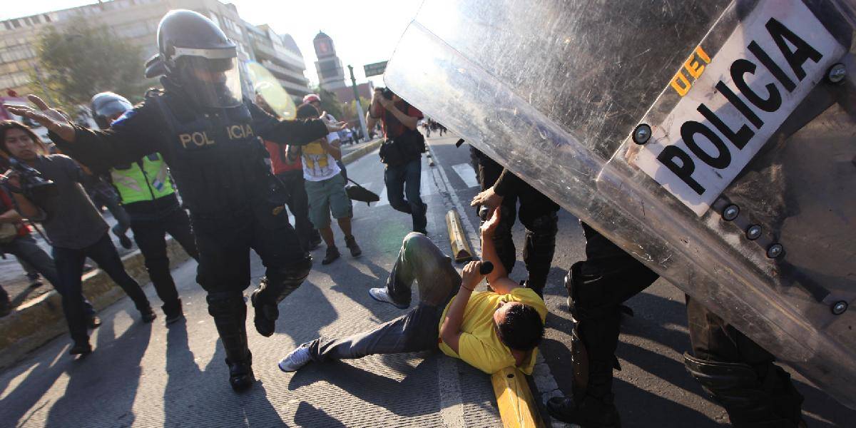 Vyše 50 zranených pri stretoch medzi demonštrantami a políciou v Mexiku