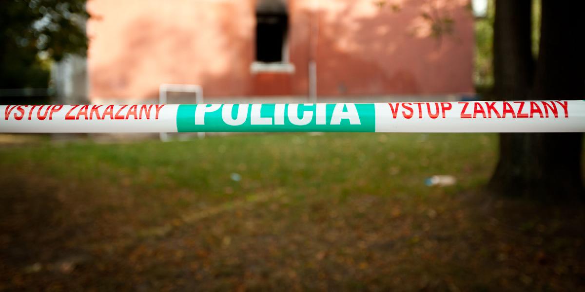 Na parkovisku pod panelákom našli mŕtvu ženu, padla z 11. poschodia