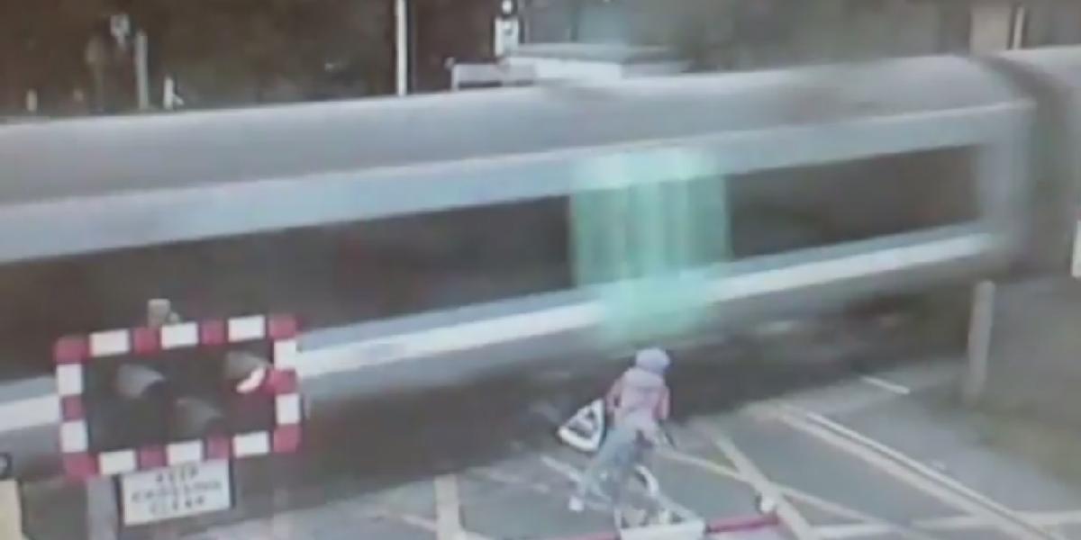 VIDEO Žena mala obrovské šťastie: Takmer ju zrámoval vlak!