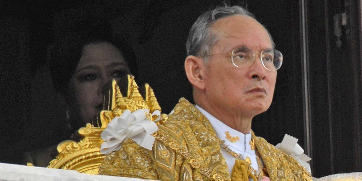Thajský aktivista odsúdený za urážku kráľa dostal milosť