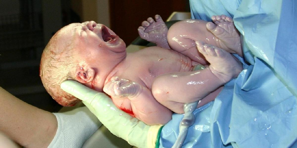 Novorodenca hodila do latríny, hrozí jej až doživotie
