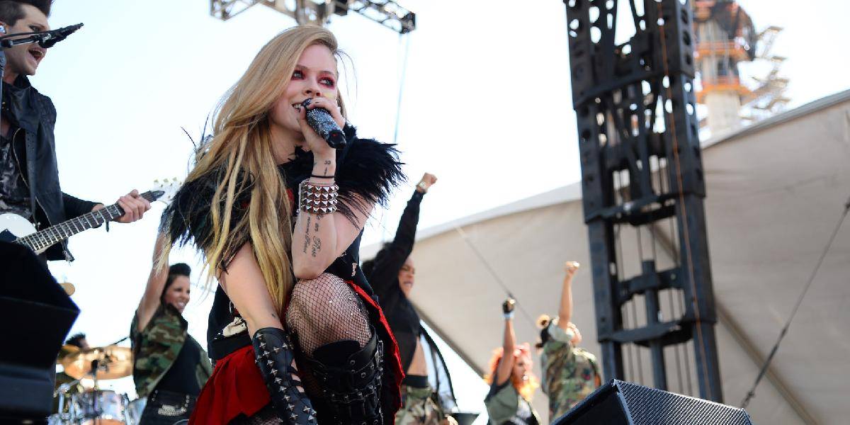 Avril Lavigne cíti, že sa od nej očakáva tehotenstvo
