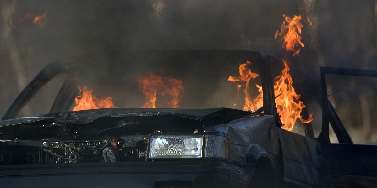 Na Palárikovej v Bratislave horelo auto, požiar poškodil aj ďalšie tri vozidlá
