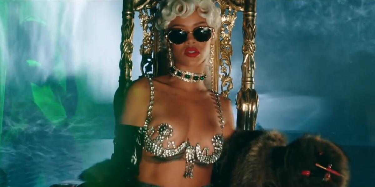 Rihanna má nový videoklip: Sexuje so stoličkou!