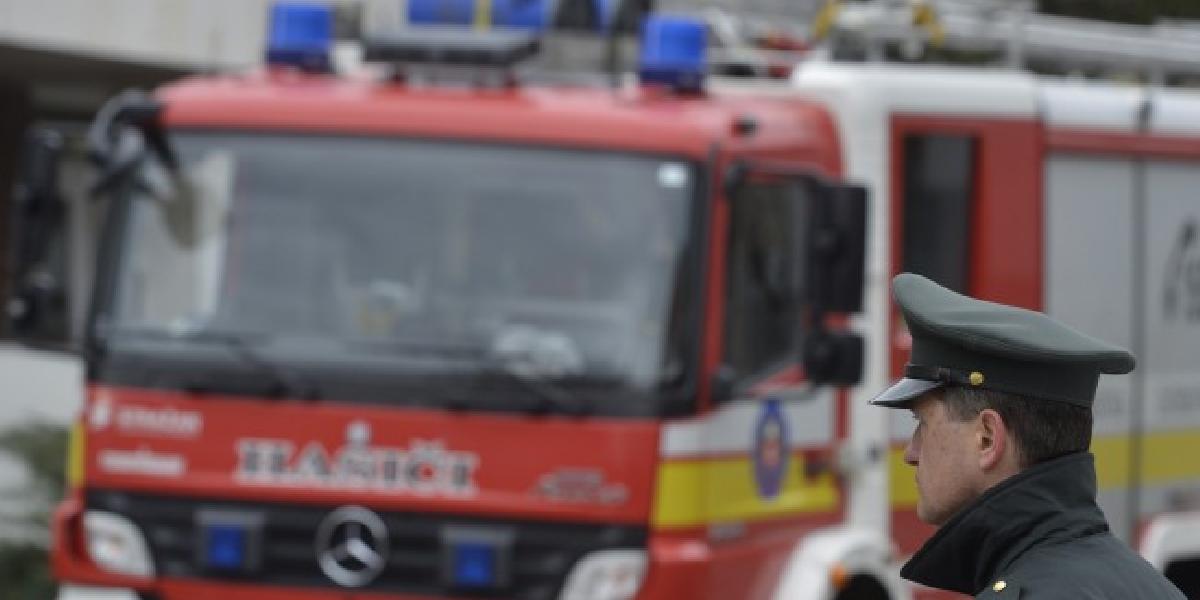 V obci Bušovce horia hospodárske budovy