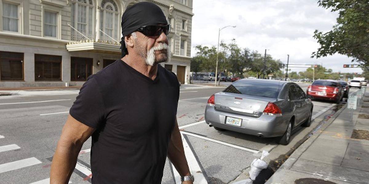 Hulk Hogan si v reklame uťahuje z Miley Cyrus