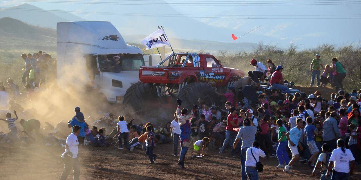 Desivé VIDEO: Monster truck vrazil do divákov v plnej rýchlosti!