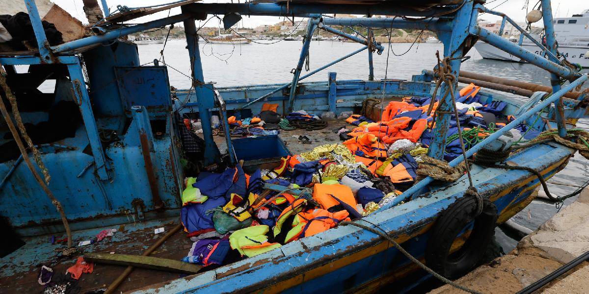 Počet obetí potopenej lode s migrantmi v Taliansku stúpol na najmenej 194