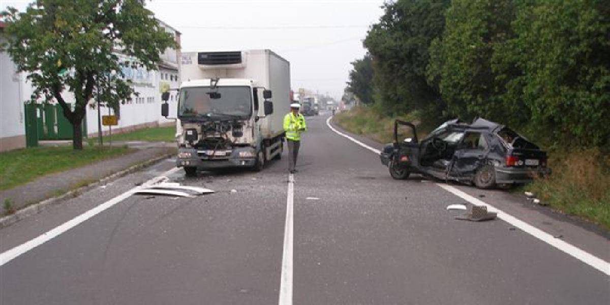 Osobné auto sa čelne zrazilo s poľským kamiónom