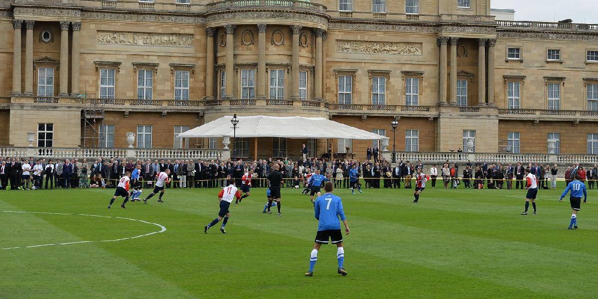 Zápas na trávniku Buckinghamského paláca pripomenul 150. výročie FA