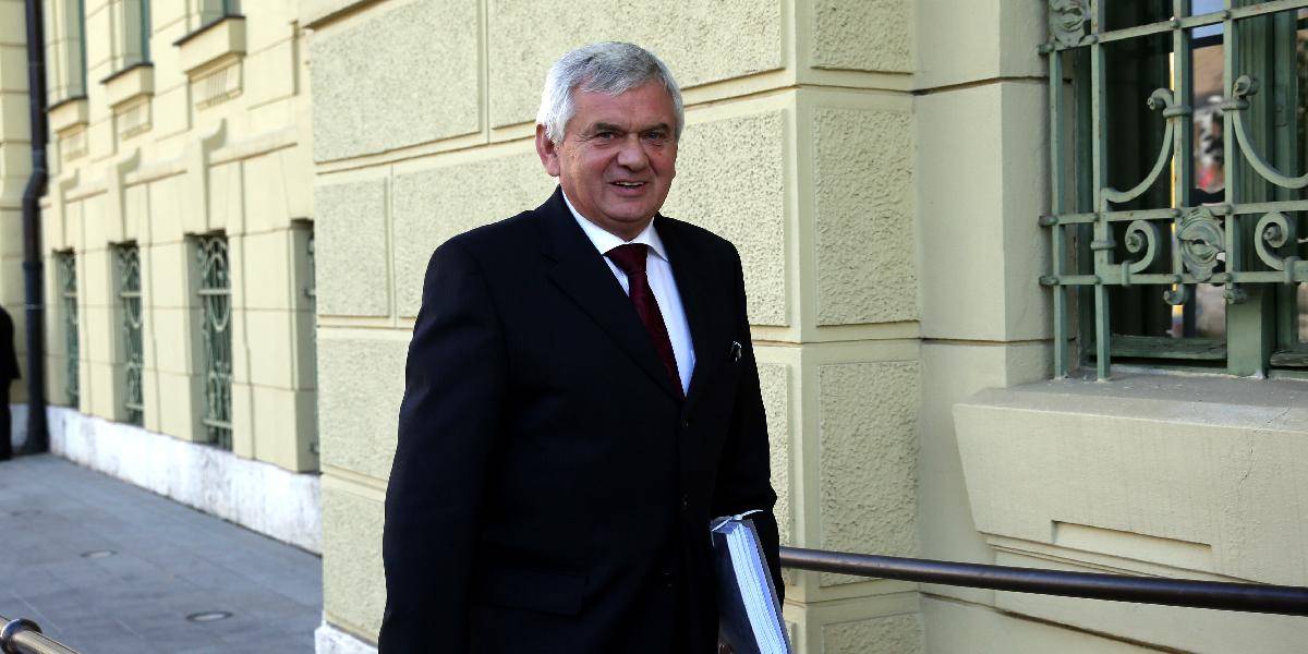 Jahnátek obchádza zákon: Jeho rodina nespĺňa všetky podmienky!