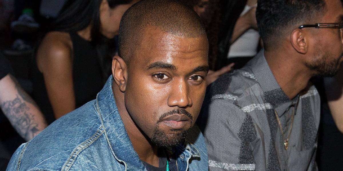 Kanye West sa nesmie priblížiť k fotografovi, ktorého napadol