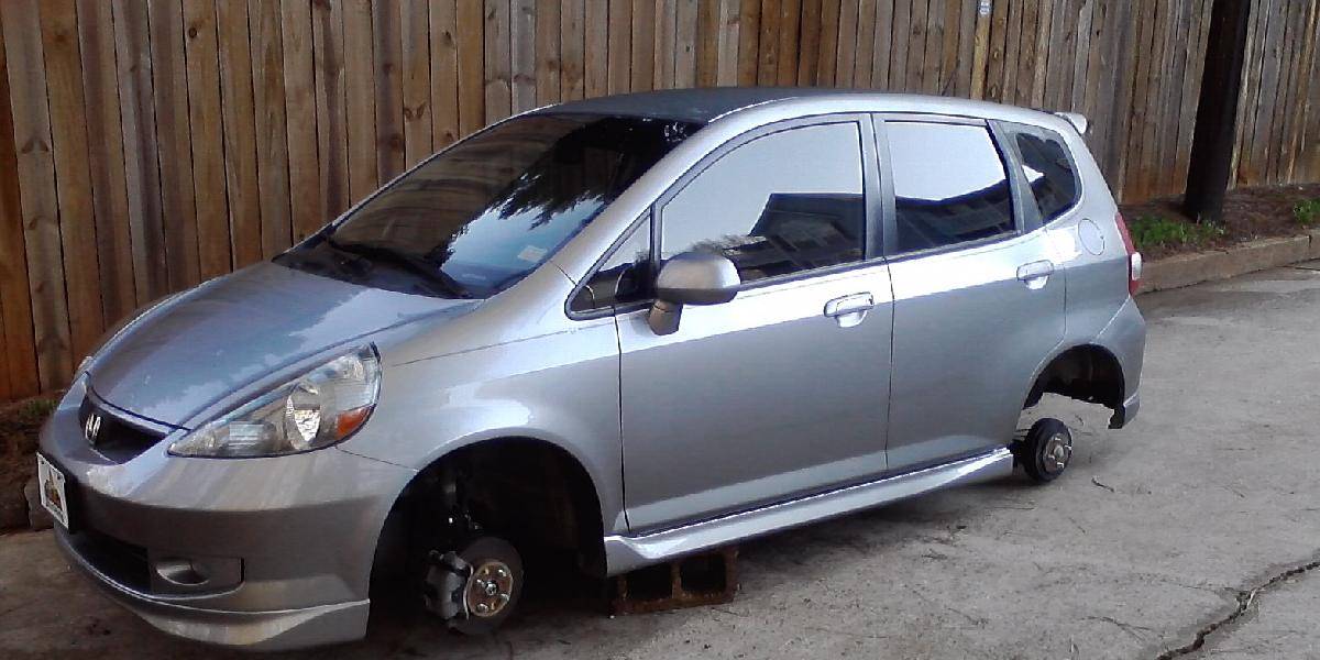 Nepríjemné prekvapenie: Zaparkované auto našiel bez kolies!