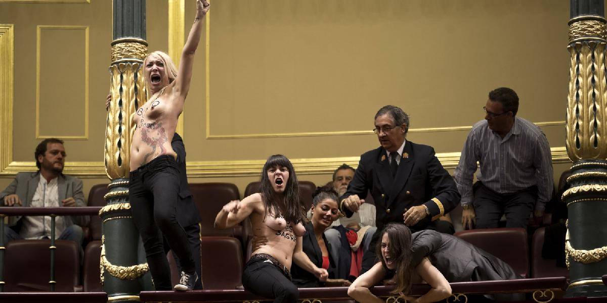 VIDEO Polonahé ženy protestovali v španielskom parlamente, poslanci im tlieskali!