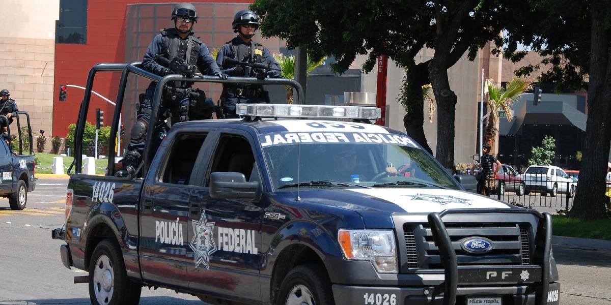 Pri zrážkach polície s drogovým gangom v Mexiku zahynulo sedem osôb
