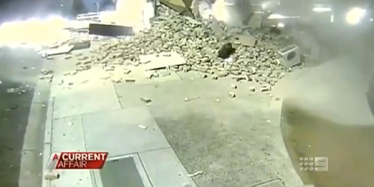 Drsné VIDEO: Muž chcel vyhodiť do vzduchu svoj obchod, skončil pod troskami!