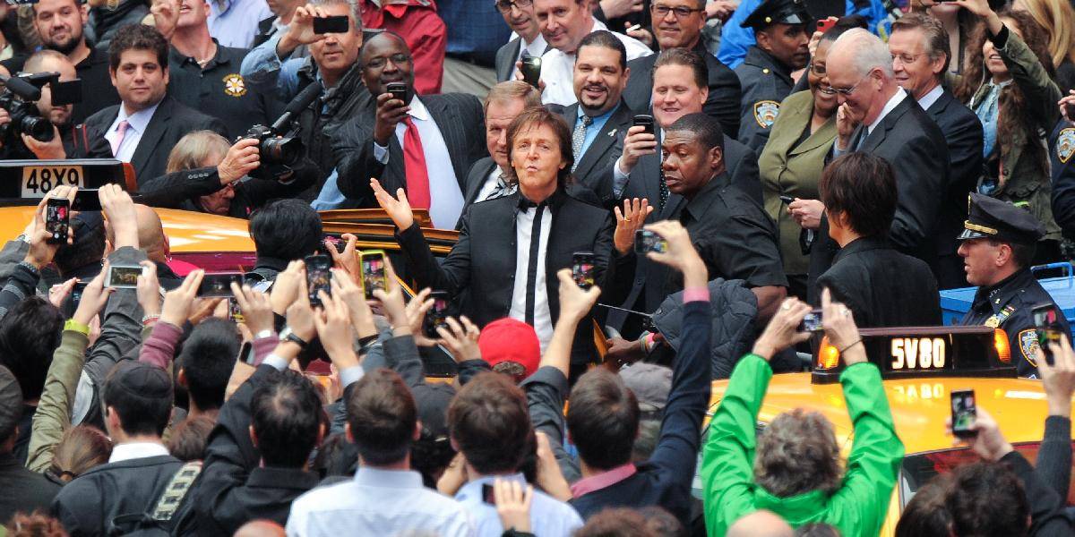 Paul McCartney odohral v New Yorku 15-minútový koncert na korbe auta