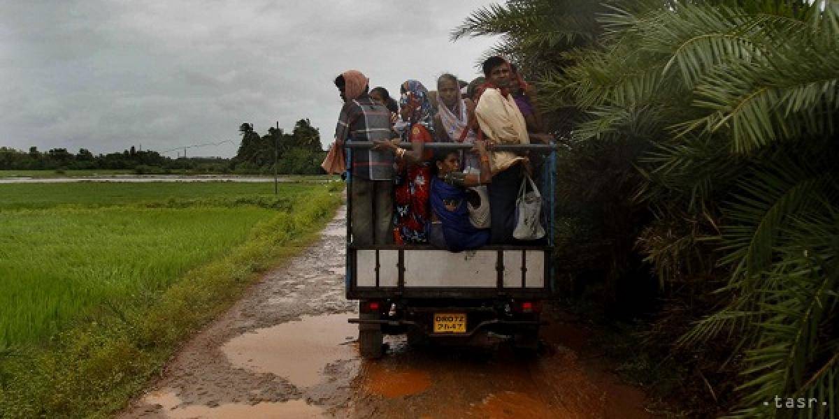Zúrivý cyklón Phailin vtrhol do Indie, usmrtil najmenej päť ľudí 
