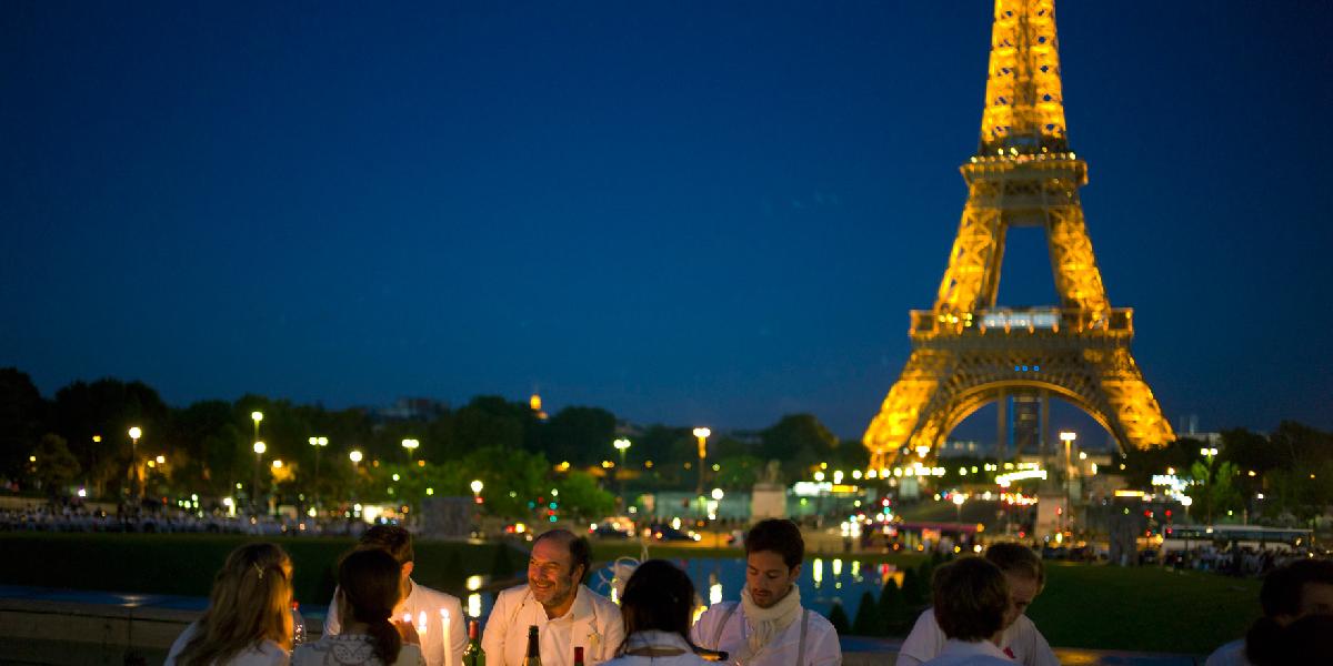Eiffelovu vežu v Paríži museli úplne evakuovať!