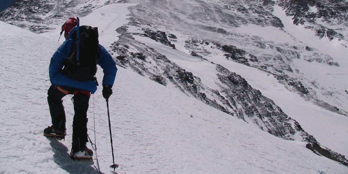 Na úpätí Mount Everestu uviazlo 86 turistov pre husté sneženie