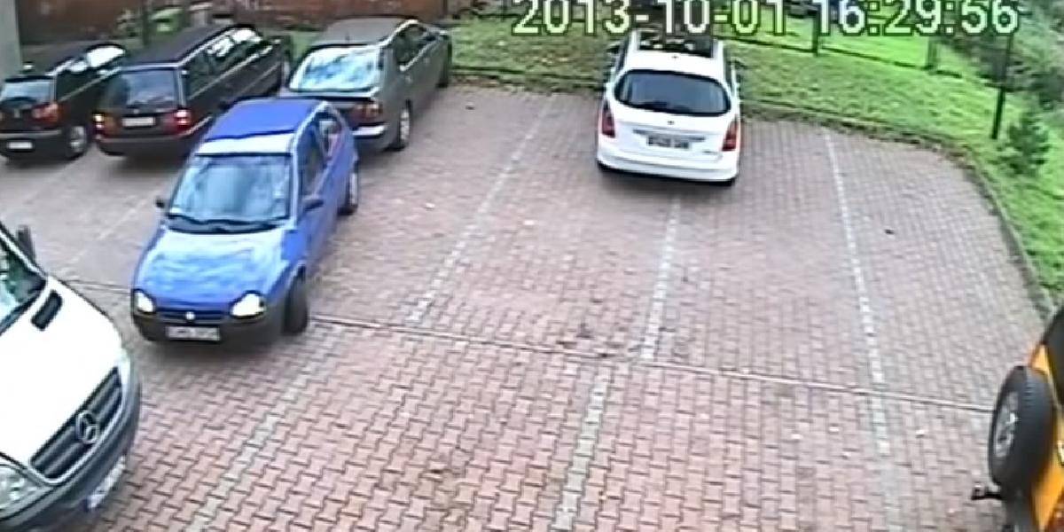 VIDEO Najhoršia vodička: Žena s malým autom nevie vyjsť s parkoviska!