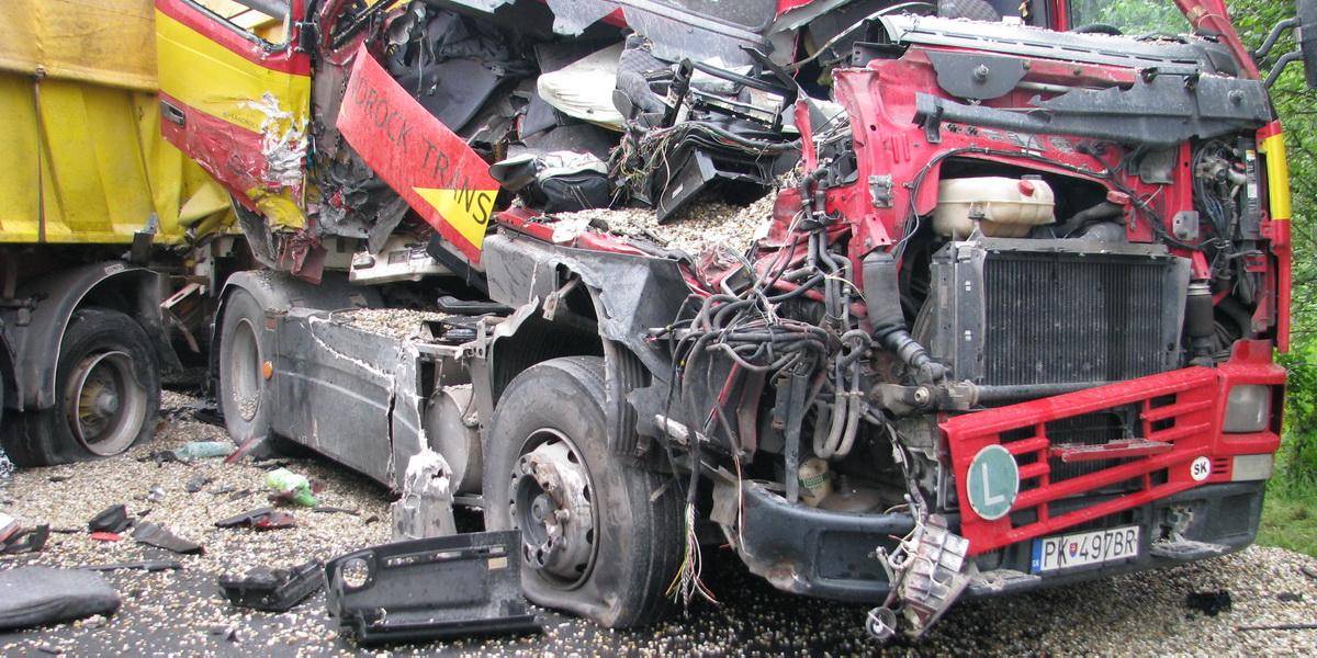 Čelnú zrážku s kamiónom 28-ročný vodič škodovky neprežil