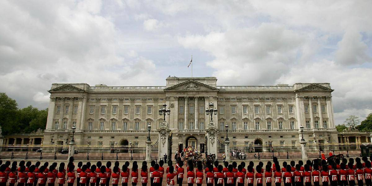 Do Buckinghamského paláca sa pokúsil vniknúť muž. Polícia ho zadržala