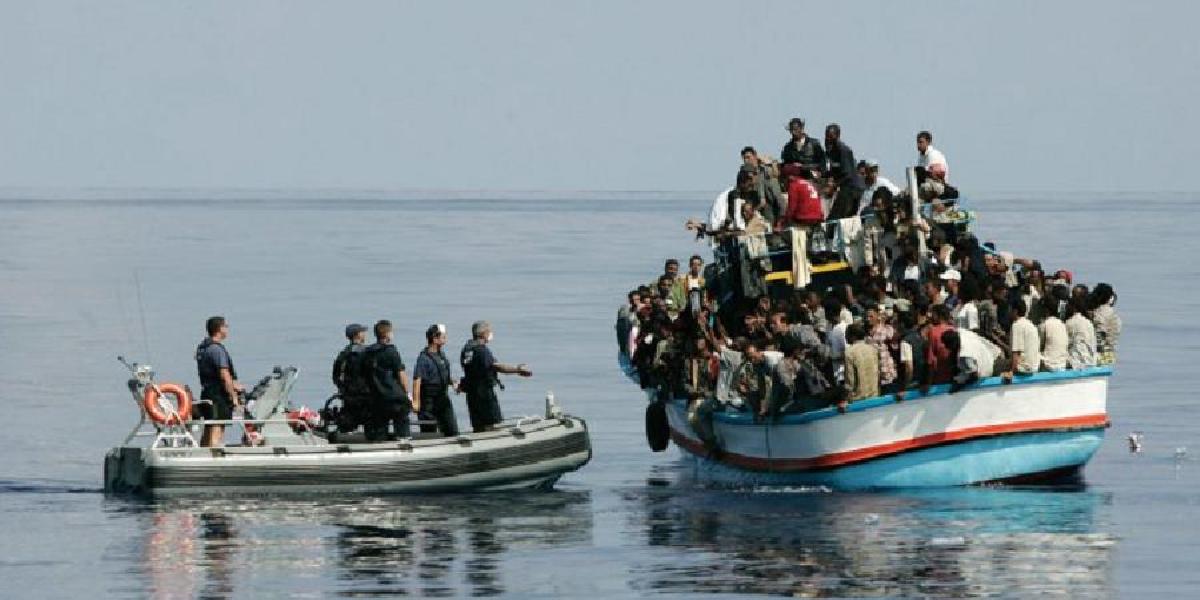 Grécke úrady zadržali loď so 73 utečencami na palube