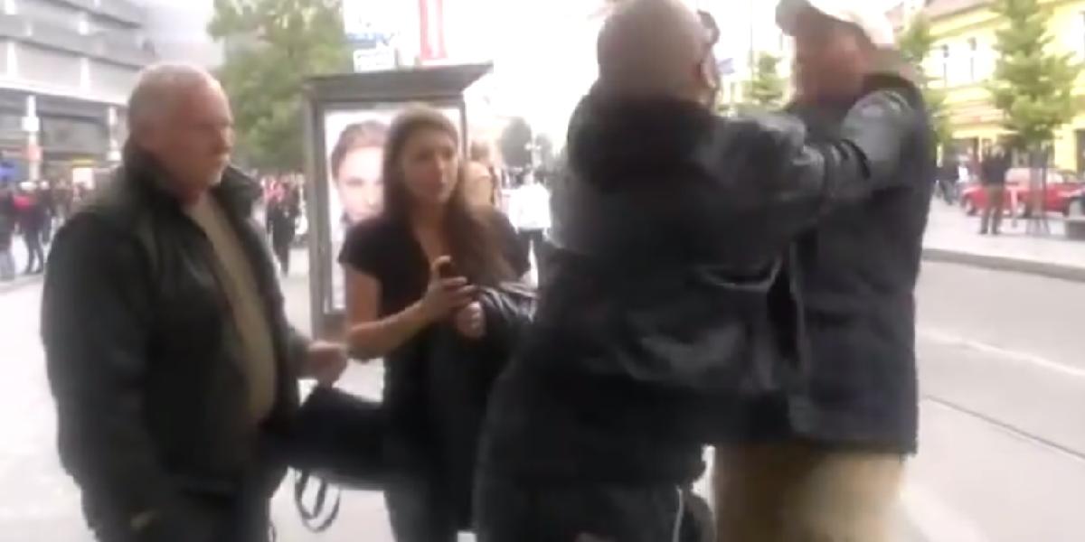 VIDEO Revízori zadržiavajú ženu, oslobodí ju jej priateľ!
