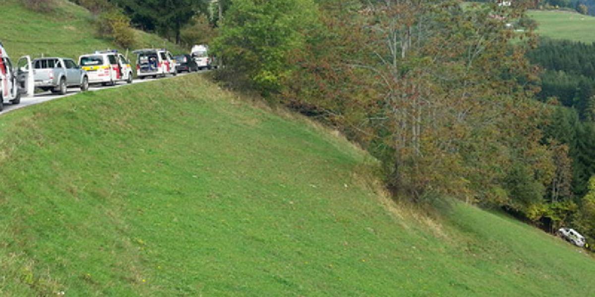 Vážna nehoda v Rakúsku: Školský autobus sa zrútil 100 metrov zo zrázu