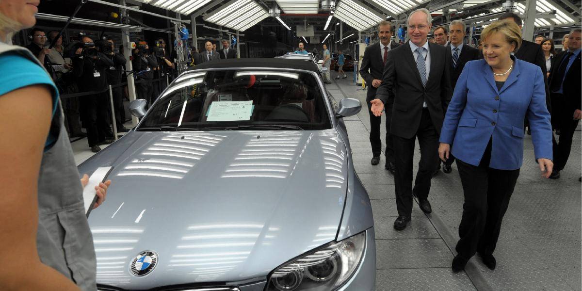 Merkelovej strana čelí kritike za prijatie finančného daru 690-tisíc od BMW